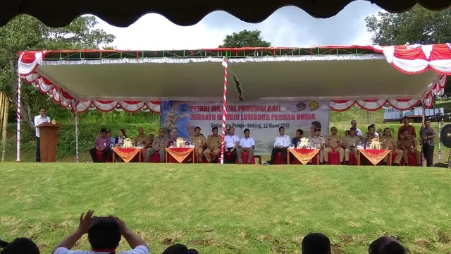 Sekretaris Jenderal Kementerian Pertanian, Syukur Iwantoro bersama petani milenial di Petang, Badung, Bali.