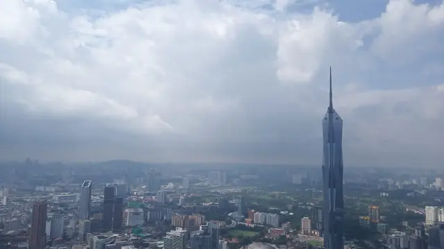 Pemandangan Kuala Lumpur, Malaysia di pagi hari dari Sky Deck KL Tower.