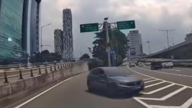 Aksi Nekat Mobil Lawan Arah di Pintu Keluar Tol Dalam Kota Pancoran Berujung Tilang