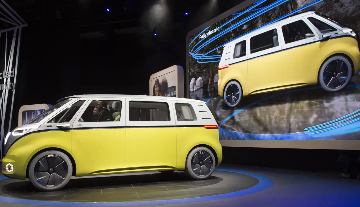 Tampilan Mobil Volkswagen I.D. Buzz saat dipamerkan di North American International Auto Show (NAIAS) di Detroit, Michigan, AS, (9/1). Mobil ini mampu melaju dari nol sampai 60 mil/jam (96 km/jam) hanya dalam waktu lima detik. (AFP Photo/Saul Loeb)