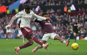 Pemain Arsenal Noni Madueke berebut bola dengan pemain Aston Villa Ian Maatsen dalam pertandingan Liga Inggris di Villa Park, Inggris, Sabtu, 6 Desember 2025. (AP Photo/Dave Shopland)