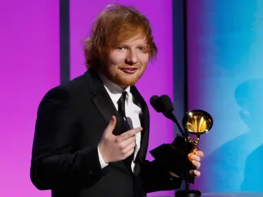 Penyanyi Ed Sheeran menerima penghargaan Best Pop Solo Performance untuk lagu 'Thinking Out Loud' pada Grammy Awards ke-58 di Los Angeles, Senin (15/2). Ed pertama kali masuk ke nominasi Grammy pada 2013 lewat hitsnya 'The A Team'. (REUTERS/Mario Anzuoni)