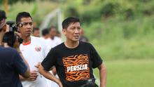 Presiden Persija Jakarta, Ferrry Paulus menemani timnya berlaga pada uji coba melawan Villa 2000 di Lapangan POR Pelita Jaya, Sawangan, Sabtu (23/4/2016). (Bola.com/Nicklas Hanoatubun)