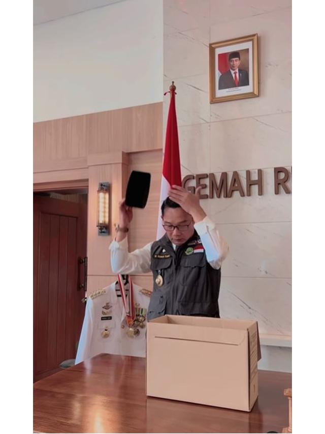 6 Potret Ridwan Kamil Kemasi Barang Pribadi di Rumah Dinas Gubernur, Penuh Haru
