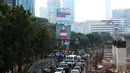 Kondisi lalu lintas saat Gubernur DKI Jakarta Anies Baswedan memimpin apel penertiban reklame terpadu di Kuningan, Jakarta, Jumat (19/10). Penertiban menyasar reklame yang tidak mematuhi izin. (Merdeka.com/Imam Buhori)