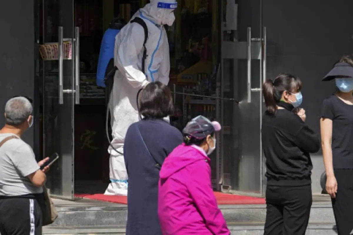 Upaya China Mencapai Nol Kasus COVID-19 dengan Menurunkan Petugas Penyemprot Disinfektan Guna Menghentikan Penyebaran Virus Corona (Fotografer : AP Photo/Andy Wong)