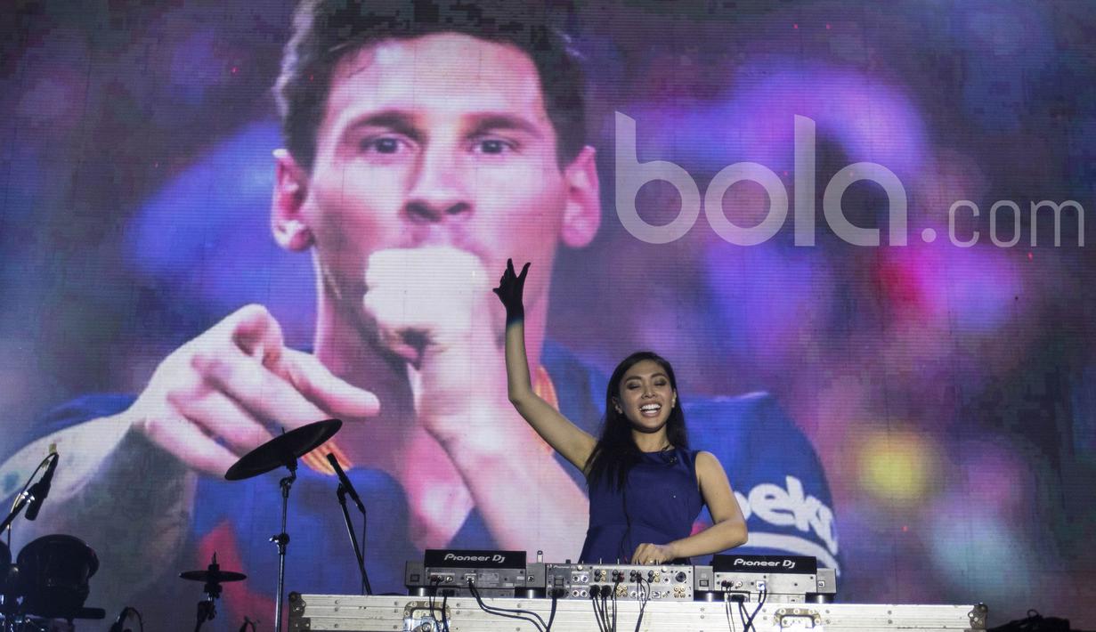 DJ Kartika memeriahkan acara nonton bareng Real Madrid melawan Barcelona bersama Bola.com dan Head & Shoulders di Senayan, Jakarta, Minggu (24/4/2017). (Bola.com/Vitalis Yogi Trisna)
