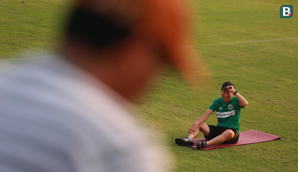 Pelatih Timnas Indonesia U-23, Shin Tae-yong saat melakukan latihan perdana menjelang Piala AFF U-23 yang berlangsung di Lapangan A, Senayan, Jakarta, Kamis (10/08/2023). (Bola.com/Bagaskara Lazuardi)