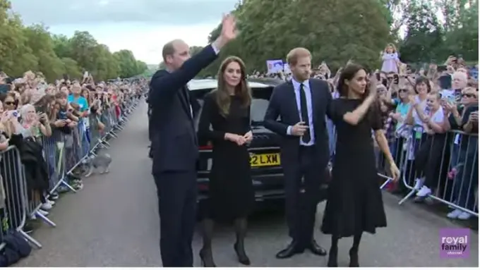 Pasangan Kate Middleton-William dan Meghan Markle-Harry Berjalan Bersama Menyapa Warga di Kastil Windsor