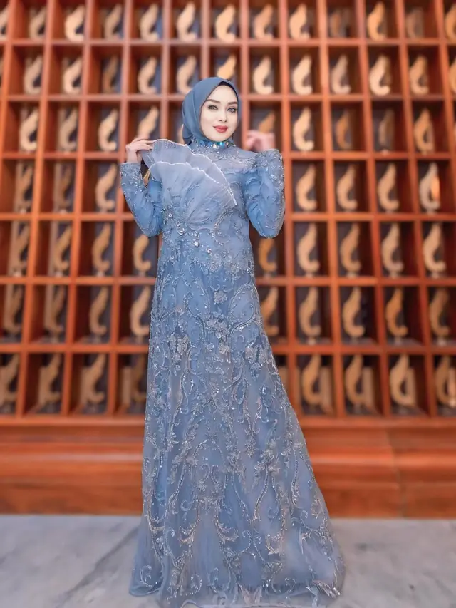 5 Pesona Gamis Biru Berpayet Terry Putri di Acara Spesial, Anggun dan Glamor