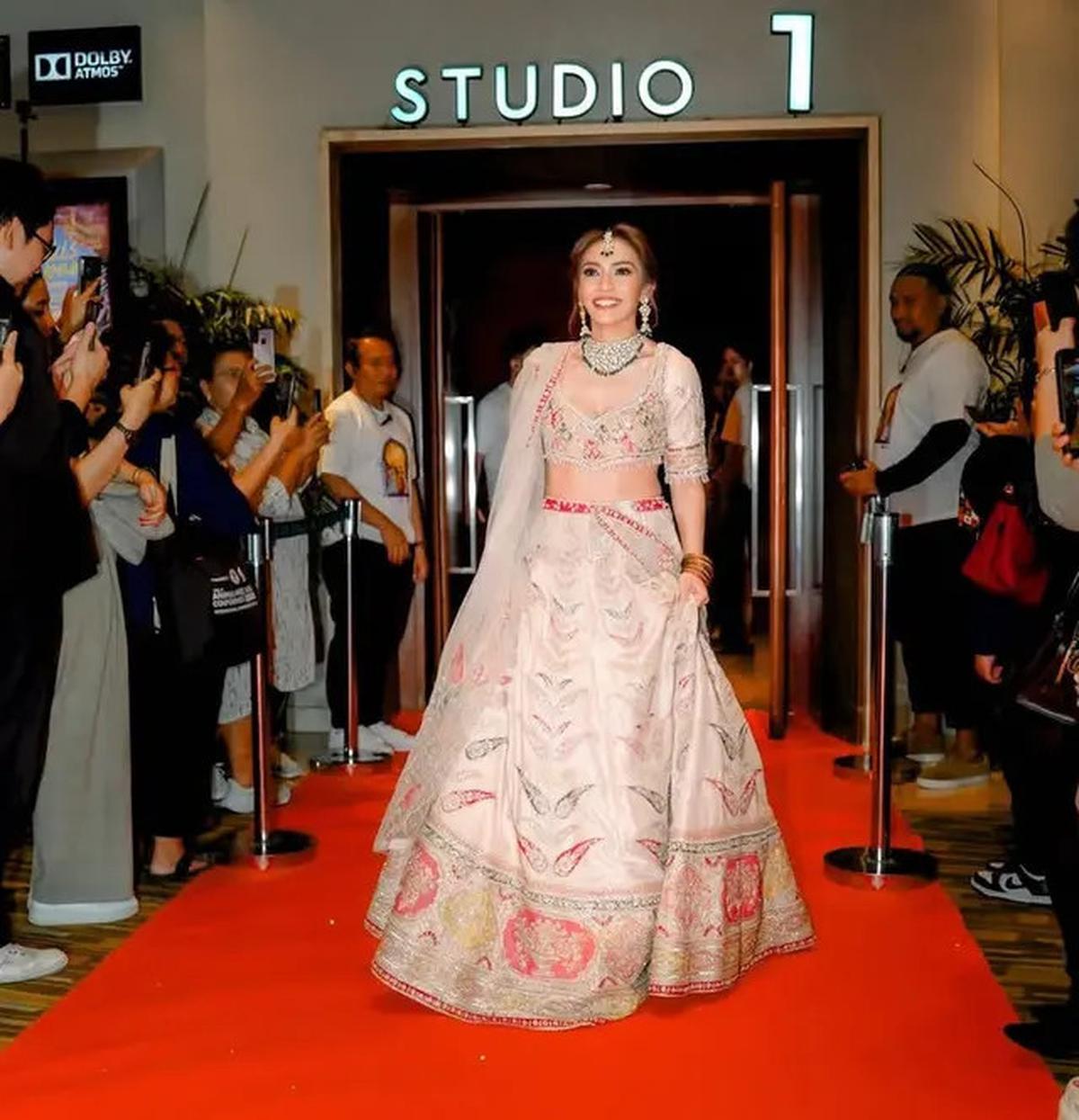 6 Pesona Masayu Anastasia Dibalut Lehenga Busana Khas Perempuan India saat Premier Film Terbarunya