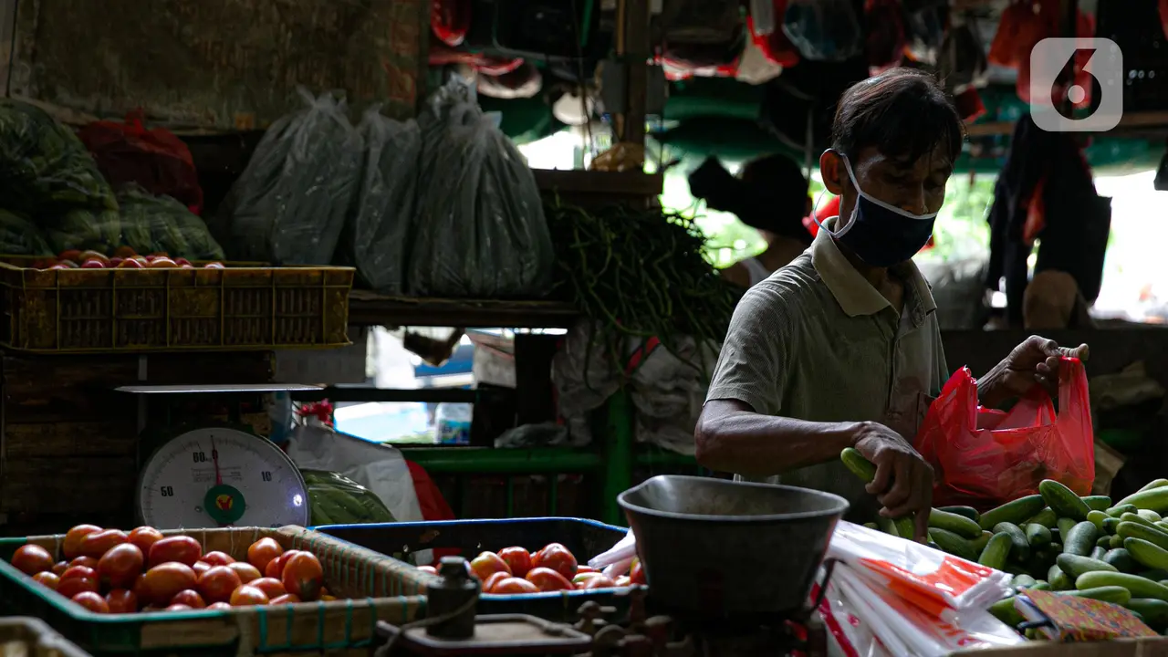 FOTO: Pedagang Pasar dan Pekerja Mal Mulai Divaksin COVID-19 Pekan Depan