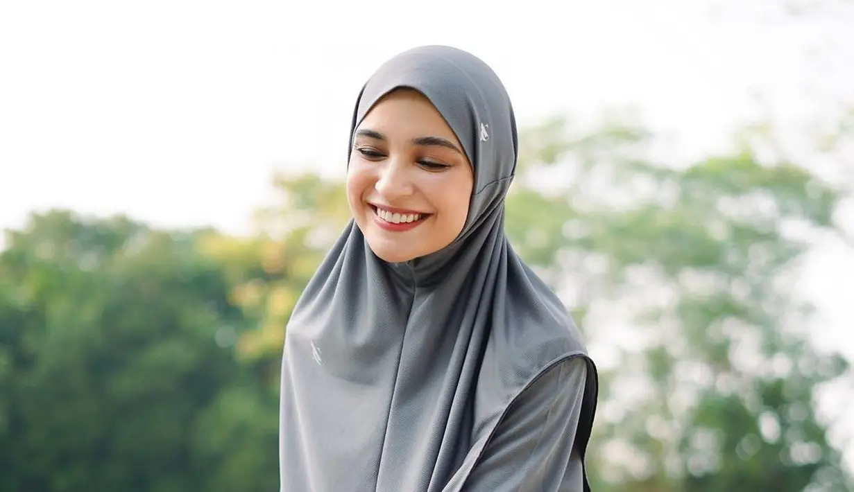 Shireen Sungkar berpose dengan kuda. [Foto: Instagram/natasharizkynew]