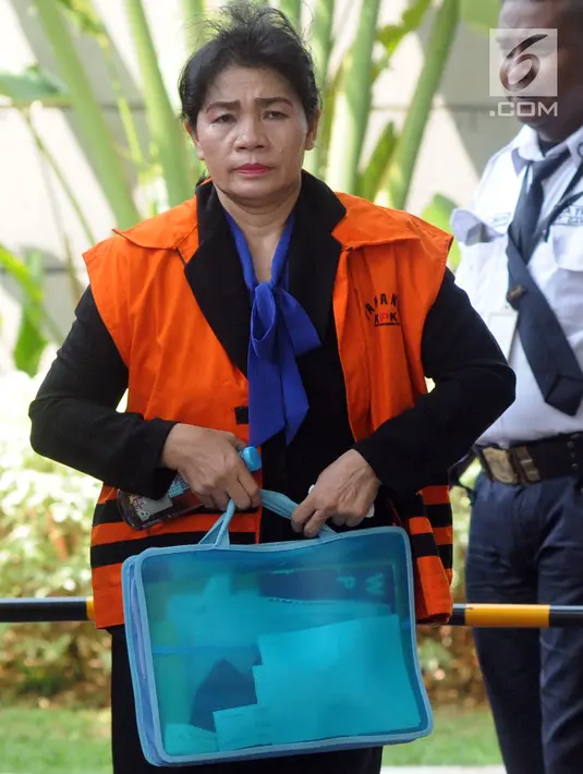 Hakim adhoc PN Medan, Merry Purba tiba untuk menjalani pemeriksaan di Gedung KPK, Jakarta, Senin (19/11). Merry Purba diperiksa sebagai tersangka untuk melengkapi berkas kasus suap penanganan perkara Tipikor di PN Medan. (Merdeka.com/Dwi Narwoko)