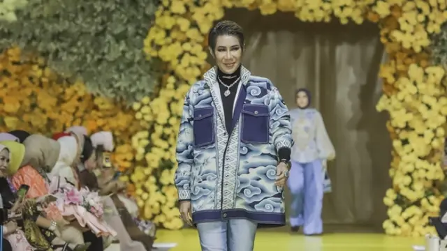 Kolaborasi desainer Ayu Dyah Andari dengan Batik Trusmi menghadirkan koleksi Basundari: Kala di Wedari