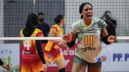 Pemain Bandung BJB Tandamata, Madeline Jazmin Guillén Paredes melakukan selebrasi usai mencetak poin saat laga lanjutan PLN Mobile Proliga 2022 melawan Jakarta Elektrik PLN di Padepokan Voli Jenderal Polisi Kunarto, Sentul, Jumat (21/01/2022). (Bola.com/Bagaskara Lazuardi)