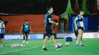 Pelatih PSIM Yogyakarta, Jean-Paul van Gastel, saat memimpin sesi latihan timnya di Stadion Gelora Haji Agus Salim, Padang, Selasa (03/03/2026) malam WIB. PSIM akan bentrok dengan Semen Padang pada pekan ke-24 BRI Super League 2025/2026 di stadion yang sama, Rabu (04/03/2025) malam WIB. (dok. PSIM Yogyakarta)