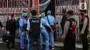 Penyidik dari Polsek Kalideres bersama tim yang mengenakan baju Pusat Laboratorium Forensik (Puslabfor) Badan Reserse Kriminal (Bareskrim) Mabes Polri datang ke lokasi rumah tempat penemuan empat jenazah satu keluarga di Kalideres, Jakarta Barat,Rabu (16/11/2022). Hingga sampai saat ini Polisi belum mengungkapkan penyebab kematian korban melainkan berdasarkan hasil pemeriksaan, tidak ditemukan tanda kekerasan dan ditemukan fakta keempat jasad itu sudah lama tidak mendapat asuman makanan maupun minuman. (Liputan6.com/Johan Tallo)