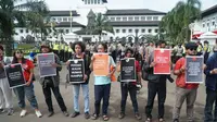 Sejumlah jurnalis dan pekerja media menggelar aksi damai memperingati Hari Buruh Internasional di Bandung, Rabu (1/5/2019). (Huyogo Simbolon)