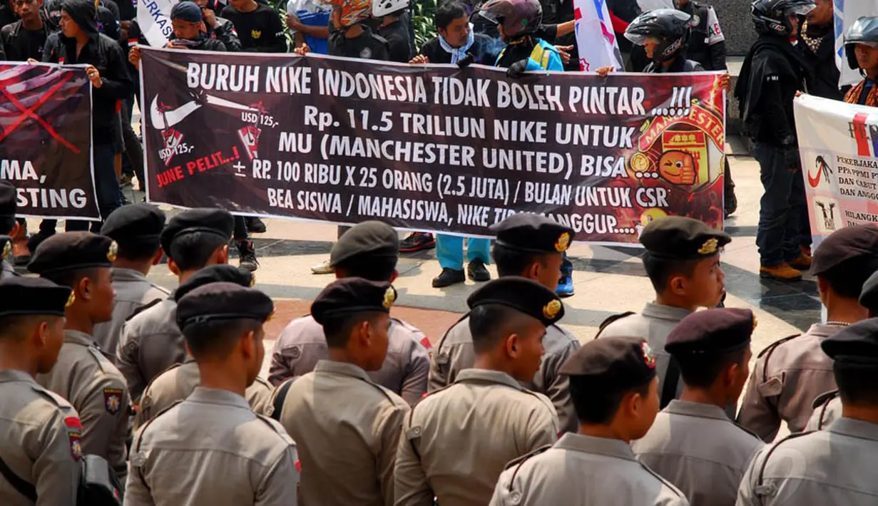 Dimulai sekitar pukul 12.39 WIB, ratusan massa PPMI melakukan unjuk rasa kepada PT Chang Shin Indonesia, yang merupakan perusahaan vendor dari Nike, Rabu (30/4/14). (Liputan6.com/Miftahul Hayat)