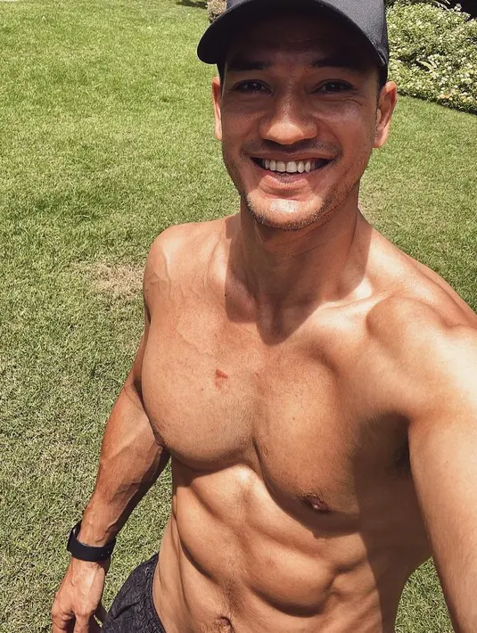 <p>Melihat bentuk tubuh Andrew White saja sudah bikin hati bergetar, apalagi ditambah dengan senyumannya yang manis ya. (Foto: Instagram/@andrew.white._)</p>
