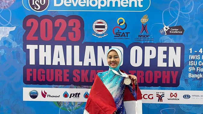 Putri penulis Ippho Santosa, Malaika Khadija Fatiha, jadi juara dua kategori Basic Novice di ajang bergengsi Thailand Open Figure Skating Trophy 2023. (Foto: Dok. Koleksi Pribadi Ippho Santosa)
