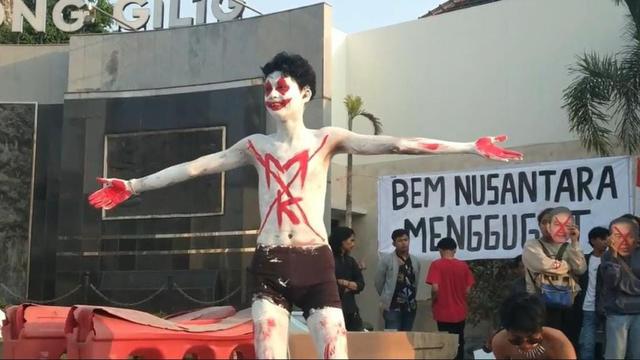 Sejumlah mahasiswa yang tergabung dalam Badan Eksekutif Mahasiswa (BEM) Nusantara Daerah Istimewa Yogyakarta (DIY) melakukan unjuk rasa dan menggelar aksi teatrikal untuk menolak putusan Mahkamah Konstitusi (MK) soal batas usia calon presiden (capres) dan