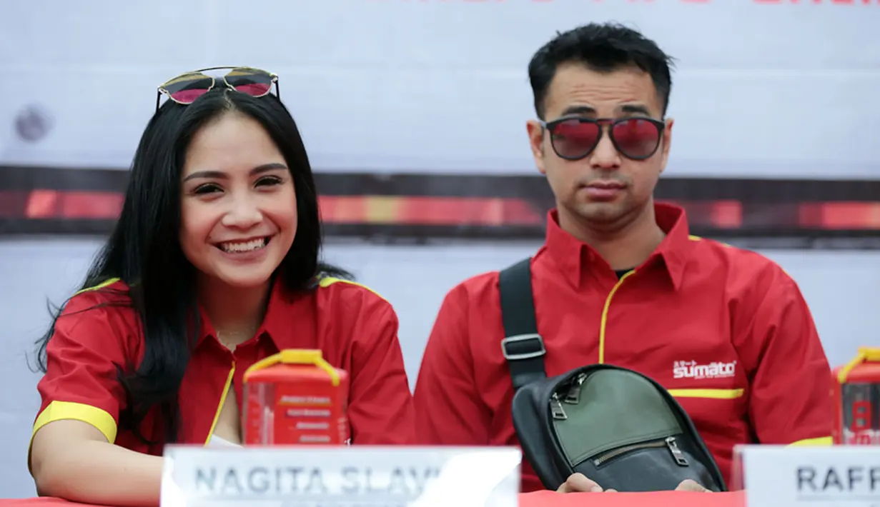 Seperti tahun-tahun sebelumnya, Raffi Ahmad sibuk dengan kegiatannya di layar kaca. Melihat kesibukan suaminya, Nagita Slavia selalu menyiapkan makanan untuk buka dan sahur. Meski berada di lokasi syuting sekalipun. (Deki Prayoga/Bintang.com)