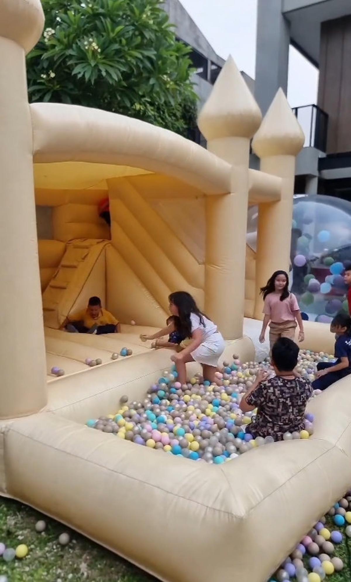 Ada Balon Gede, Kolam Bola dan Lainnya