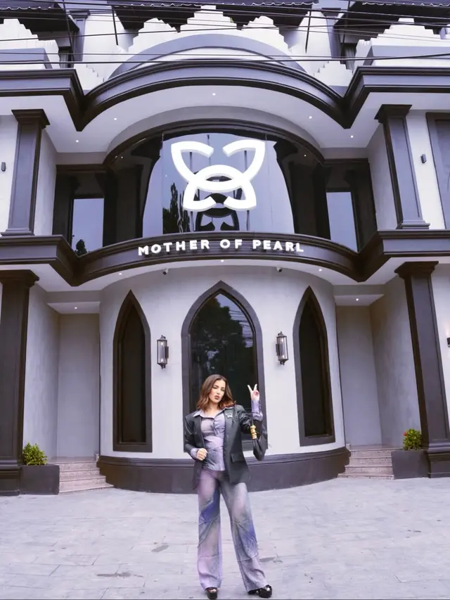 Gaya Lady Boss Tasya Farasya di Kantor Baru MOP yang Fairy, Tampil Bold dengan Setelan Ungu dan Tas Rp98 Jutaan