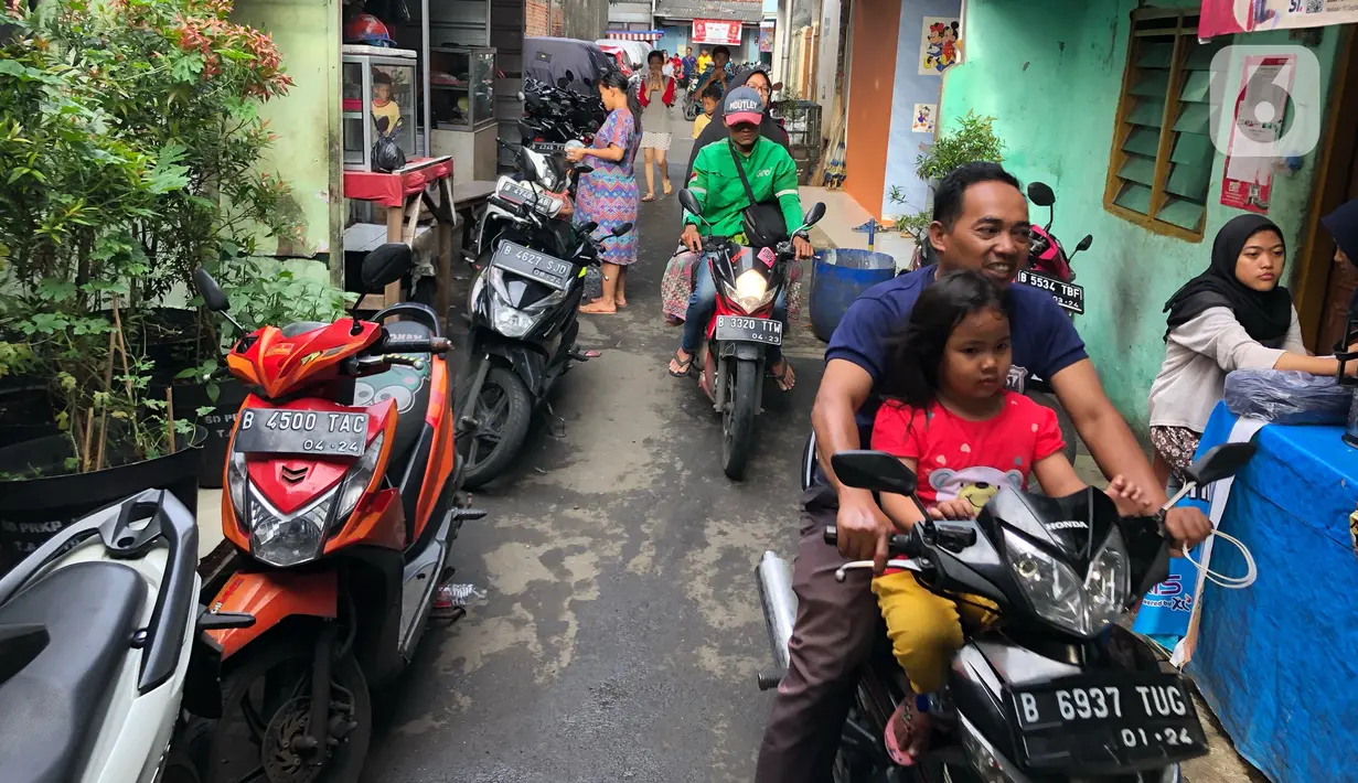 Sejumlah sepeda motor terparkir di sekitar Jalan Kebon Pala II, Jakarta, Selasa (25/2/2020). Banjir yang merendam kawasan tersebut menyebabkan warga mengungsikan kendaraannya ke tempat yang lebih tinggi. (Liputan6.com/Immanuel Antonius)