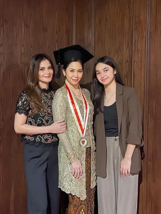 Untuk referensi OOTD formal, Sydney menunjukkan gaya yang effortless dengan memadukan blazer cokelat, tank top hitam, dan celana panjang berwarna nude, memberikan kesan profesional sekaligus stylish. [@cuttaryofficial/@sydneyazkassya].