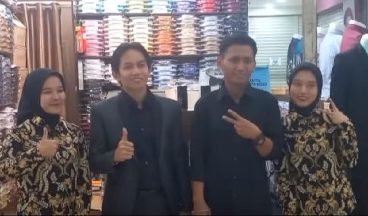 Tidak hanya itu saja, pegawai toko baju yang dibelinya juga terlihat meminta foto bersama dengan Pegi dan Toni. <br>