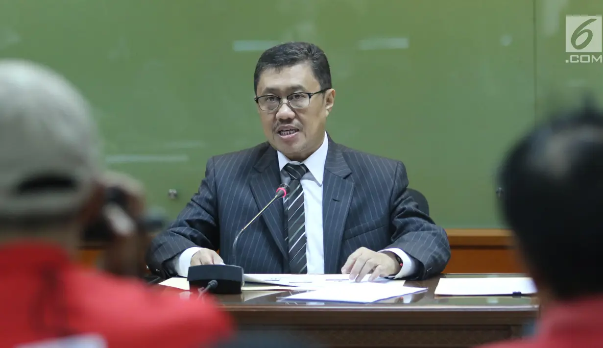 Ketua Bidang Rekrutmen Hakim KY Aidul Fitriciada Azhari menggelar konferensi pers di Gedung Komisi Yudisial, Jakarta, Selasa (28/5/2019). KY kembali membuka penerimaan calon hakim agung dan calon hakim ad hoc pada Mahkamah Agung tahun 2019 untuk memenuhi permintaan MA. (Liputan6.com/Angga Yuniar)