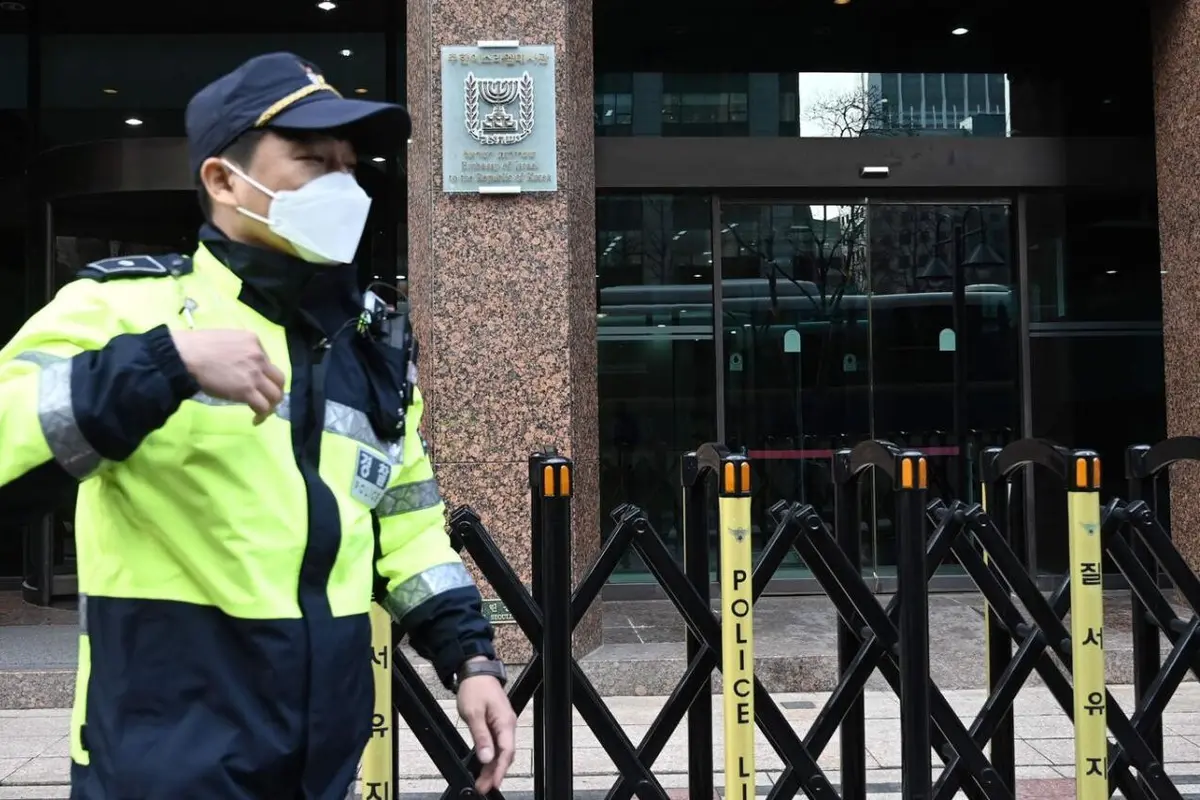Kedutaan Besar Israel di Seoul, Korea Selatan jadi sorotan karena menayangkan video skenario khayalan di mana warga Korea diserang oleh penyerang bertopeng di Seoul, merujuk pada Hamas. (AFP)