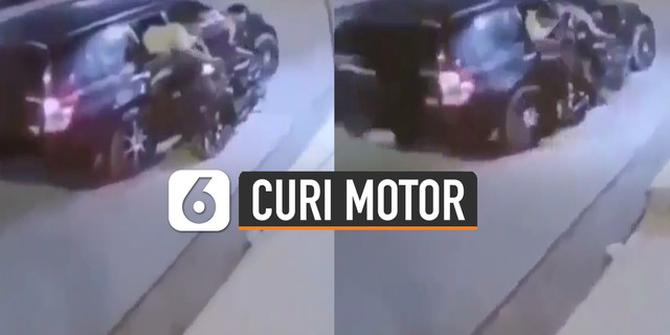 VIDEO: Kebangetan, Pencuri Gunakan Mobil Curi Sepeda Motor di Pinggir Jalan