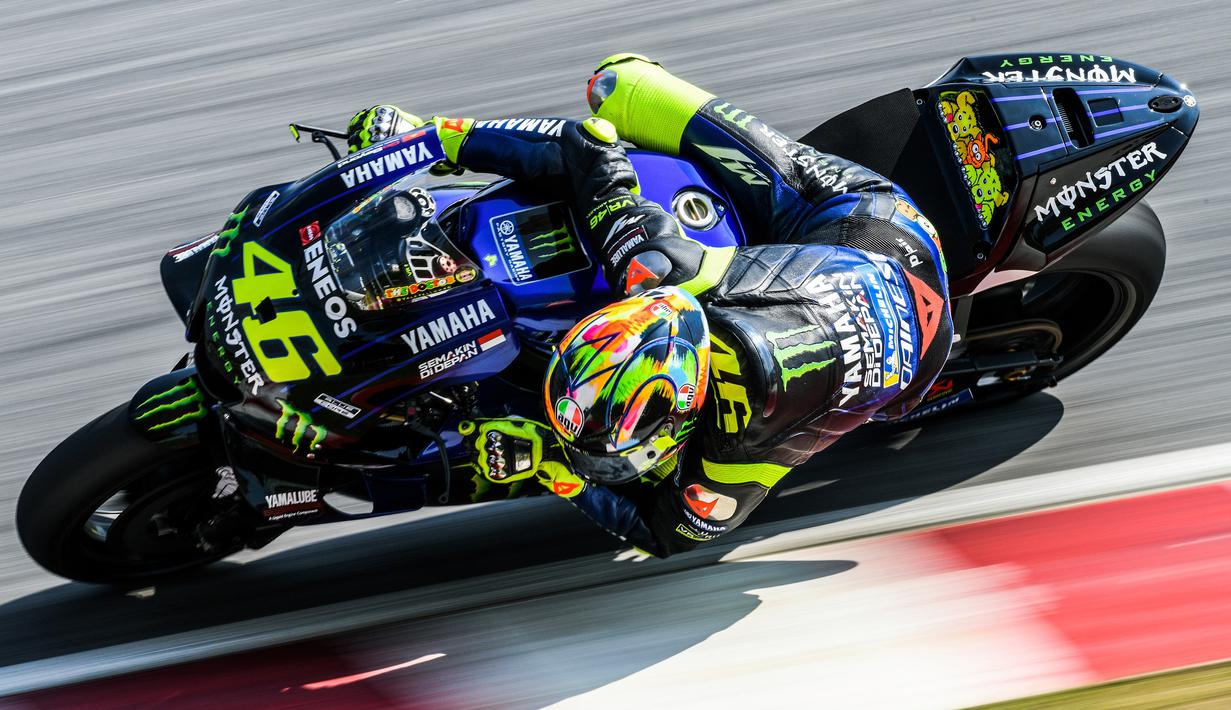 Pebalap Monster Yamaha, Valentino Rossi, saat beraksi pada tes pramusim MotoGP 2019 di Sirkuit Sepang, Kamis (7/2). Pada tes pramusim kali ini Maverick Vinales menduduki posisi pertama dengan catatan waktu 1 menit 58.897 detik. (AFP/Mohd Rasfan)