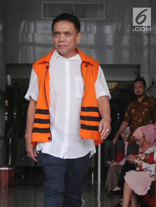 Gubernur Aceh nonaktif Irwandi Yusuf usai menjalani pemeriksaan oleh penyidik di Gedung KPK, Jakarta, Jumat (26/10). Irwandi Yusuf diperiksa sebagai tersangka terkait dugaan suap gratifikasi sebesar Rp 32 miliar. (Merdeka.com/Dwi Narwoko)