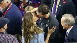 Pemain New England Patriots, Tom Brady mencium sang istri, Gisele Bundchen usai pertandingan antara Falcons Atlanta dan New England Patriots di Super Bowl LI di Stadion NRG, Houston, AS (5/2). (Bob Levey / Getty Images /AFP)