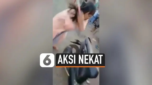 Viral di media sosial, aksi nekat seorang istri yang sedang marah merusak motor milik suami dengan palu. Aksinya tersebut direkam oleh warga sekitar.