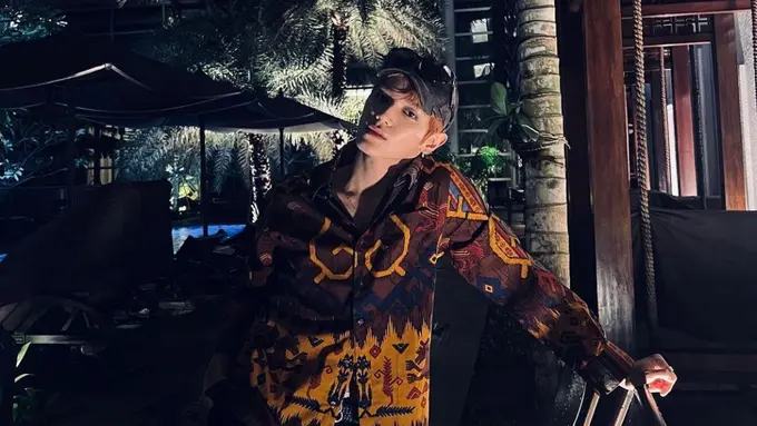 Taeyong NCT 127 kenakan batik