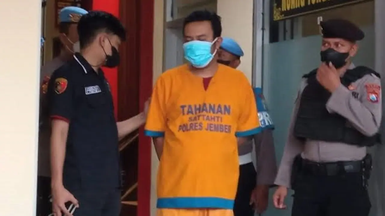 Pimpinan ritual maut di Pantai Payangan Nurhasan saat akan diperiksa di Mapolres Jember beberapa waktu lalu. (Istimewa).