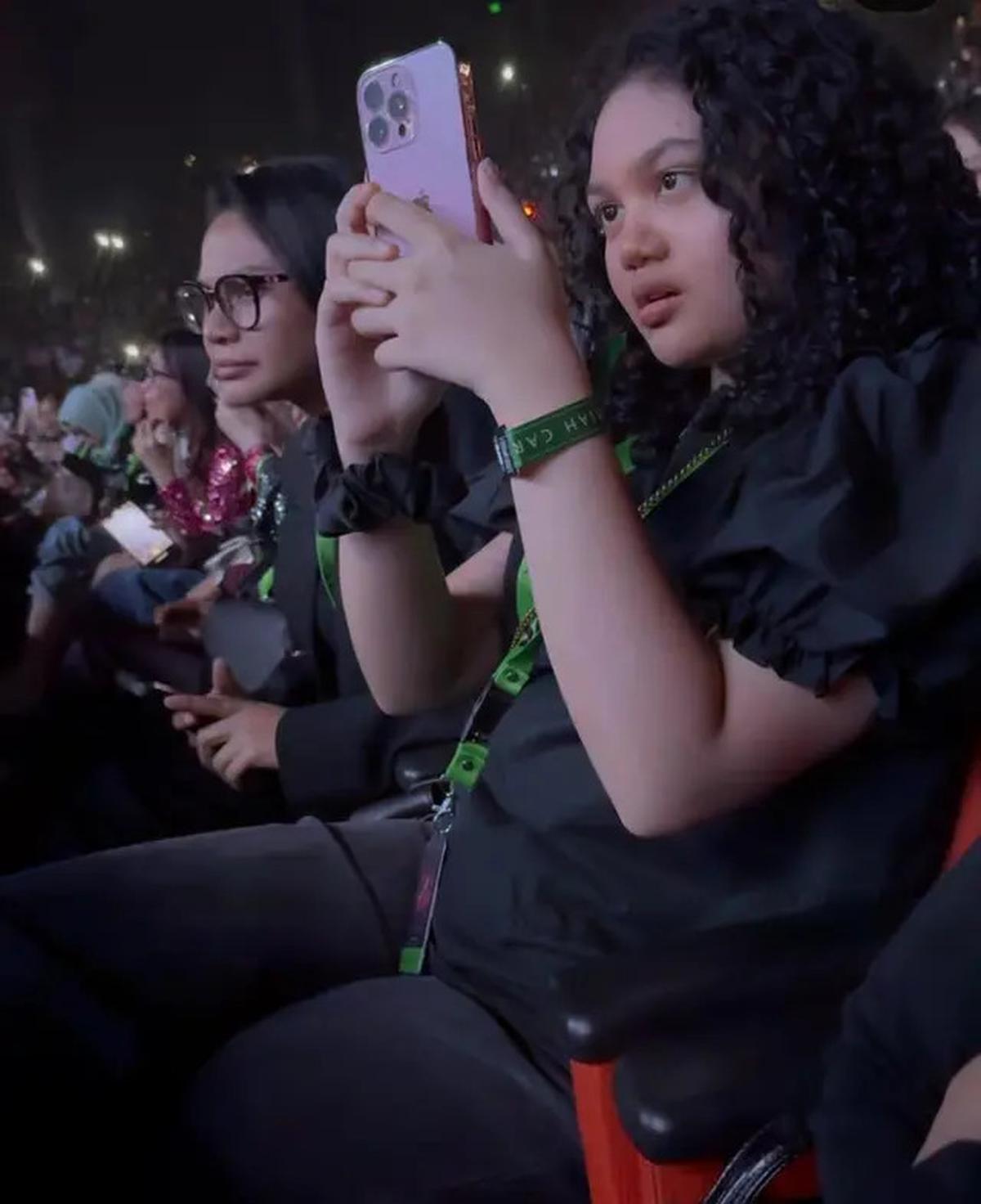 Potret Kris Dayanti Nonton Konser Mariah Carey di Sentul, Kompak Bareng Anak-Anak