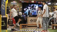 Striker Bali United, Ilija Spasojevic, melakukan atraksi freestyle saat acara peluncuran sepatu Adidas di Fisik Football, Grand Indonesia, Jakarta, Jumat (22/6/2018).  (Bola.com/M Iqbal Ichsan)