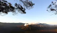 Lanscape Gunung Bromo dari atas bukit Pananjakan II, Malang, Jawa Timur (29/7). Ratusan wisatawan berbagai daerah setiap harinya memadati kawasan Bromo untuk berwisata melihat terbitnya matahari dan juga kawah Gunung Bromo. (Liputan6.com/Johan Tallo)
