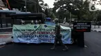 Petugas menutup area kawasan Taman Ayodya, Jalan Bulungan dan Mahakam, Jakarta, Rabu (23/9/2020). Penutupan jalan dilakukan agar masyarakat tidak berkumpul di area tersebut pada waktu malam hari dan menekan angka penularan virus corona COVID-19. (Liputan6.com/Johan Tallo)