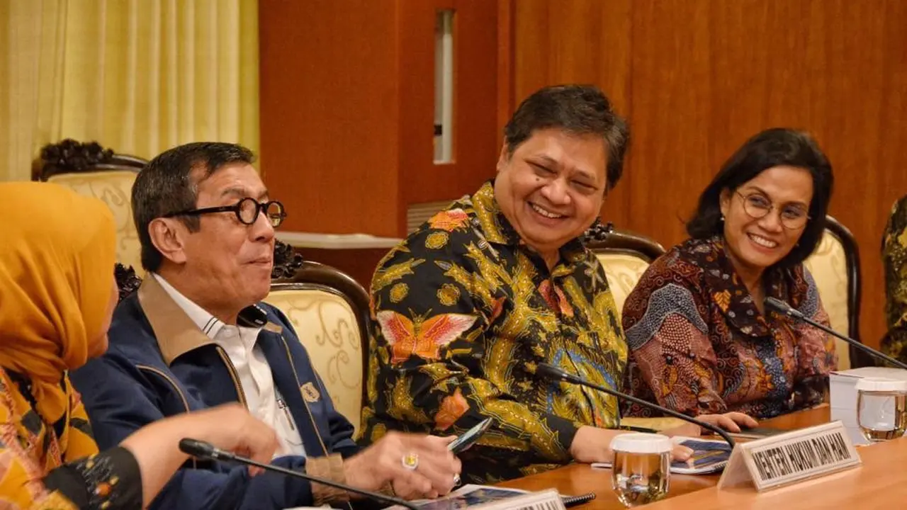 Menko Perekonomian Airlangga Hartarto saat menggelar rapat bersama sejumlah menteri. (Istimewa)