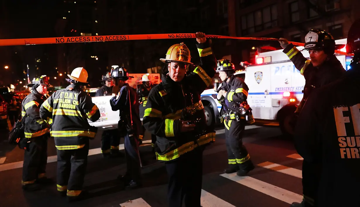 Petugas berjaga di sekitar lokasi terjadinya ledakan di New York, Sabtu (17/9). Setidaknya 25 orang terluka akibat sebuah ledakan di New york, menurut keterangan pejabat setempat. (AFP PHOTO)