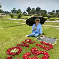 Potret Nurul Arifin di makam sang anak (Sumber: Instagram/na_nurularifin)