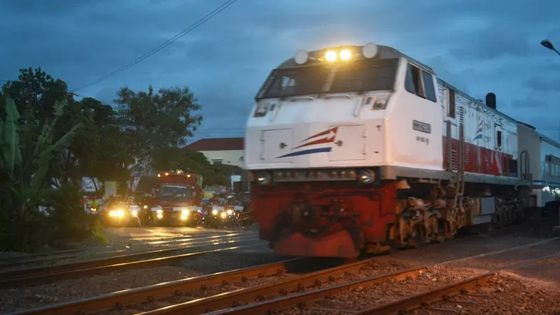 Kereta di perlintasan sebidang di Sidareja Kabupaten Cilacap, Jawa Tengah. (Foto: Liputan6.com/Muhamad Ridlo)